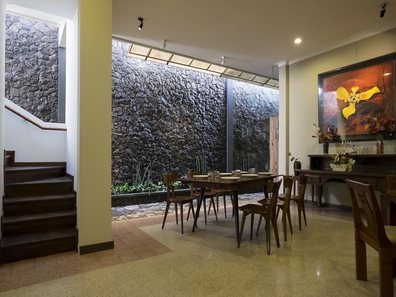 Helena Guest House Malang Exterior photo