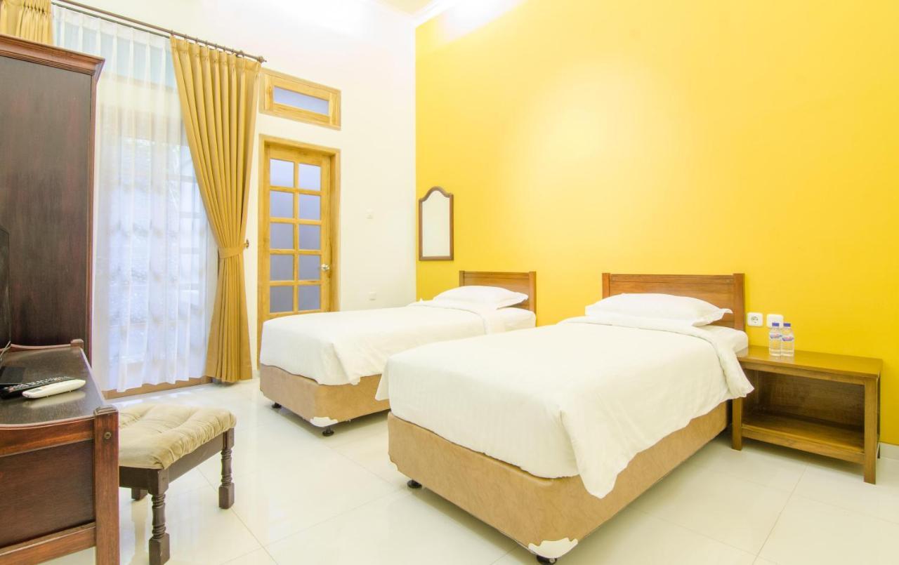 Helena Guest House Malang Exterior photo